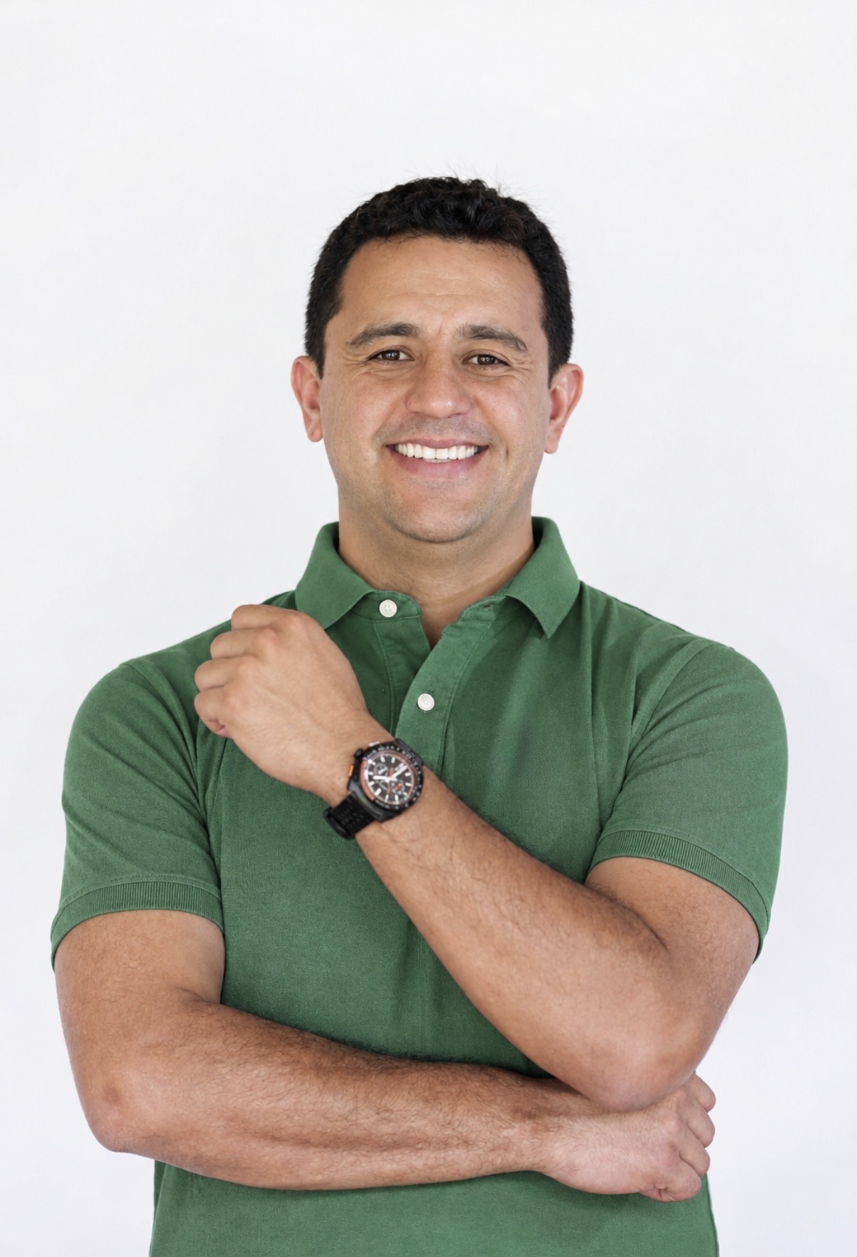 Santiago Gamboa, sonriente, con una camiseta verde.